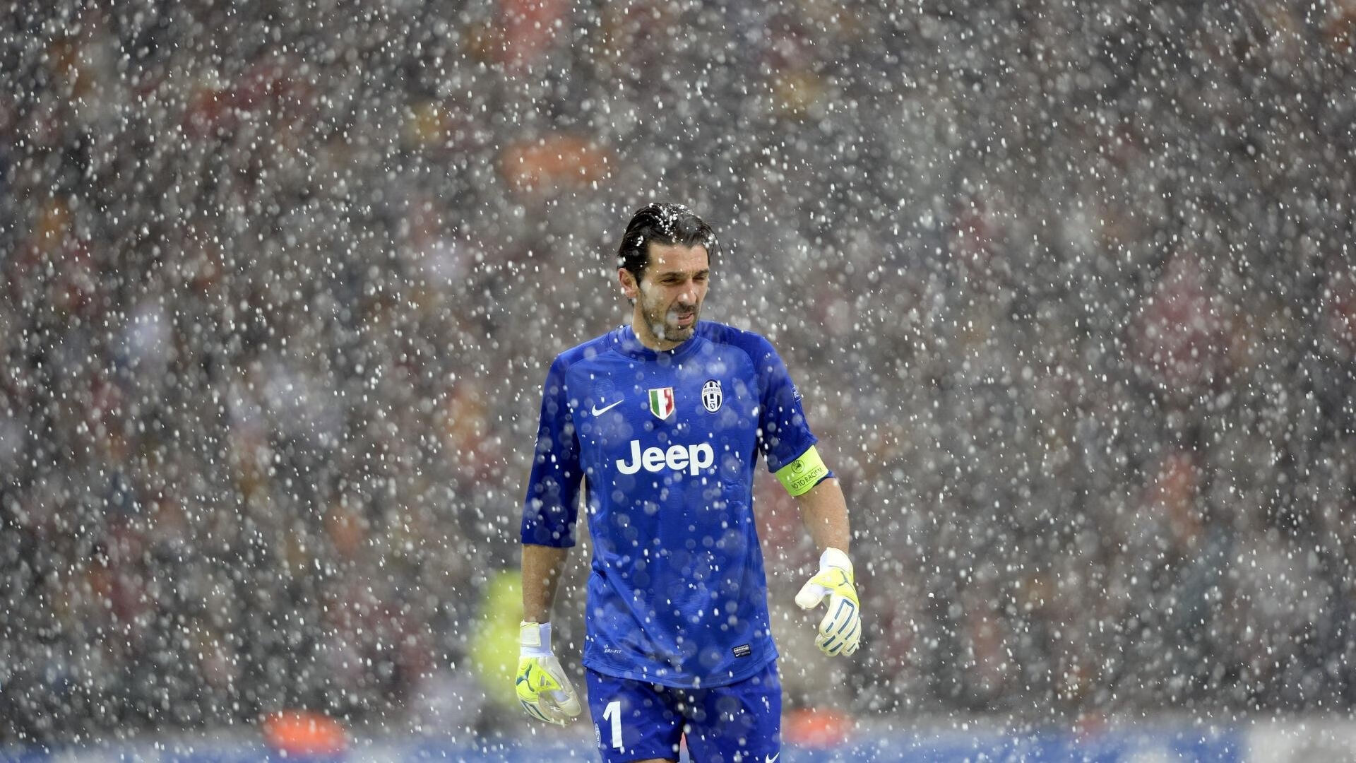 “热刺猛攻，阿仙奴坚守：香港赛场焦点对决”